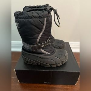 Kids Sorel Youth Flurry winter boots, black/grey. Size 1 Kids